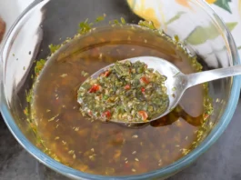 Cucharada de chimichurri mostrando hierbas y ají