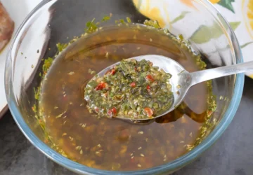 Cucharada de chimichurri mostrando hierbas y ají
