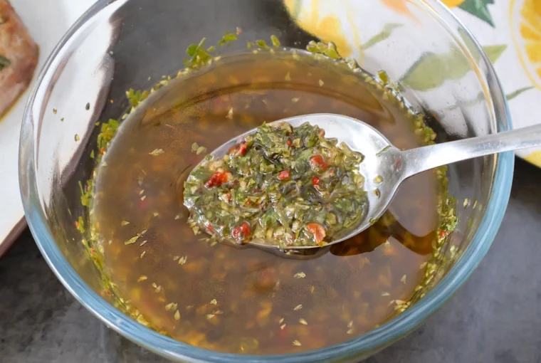 Cucharada de chimichurri mostrando hierbas y ají