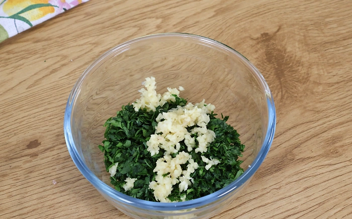  Bol con ajo picado y perejil fresco