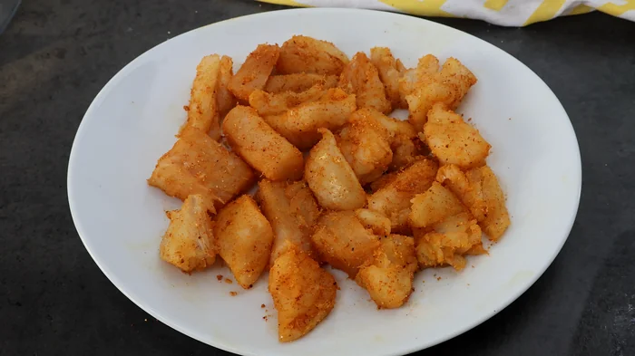 Dados de bacalao adobados con pimentón y curry listos para hacer kibbeling