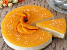 Tarta sin horno de queso y melocotón con corte limpio y cobertura brillante