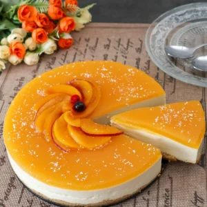 Tarta sin horno de queso y melocotón con corte limpio y cobertura brillante