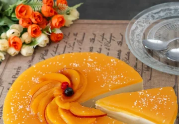 Tarta sin horno de queso y melocotón con corte limpio y cobertura brillante
