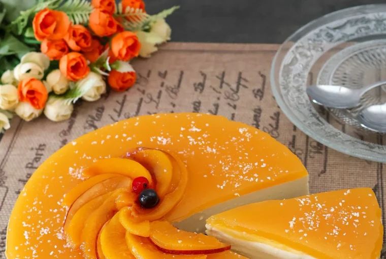 Tarta sin horno de queso y melocotón con corte limpio y cobertura brillante