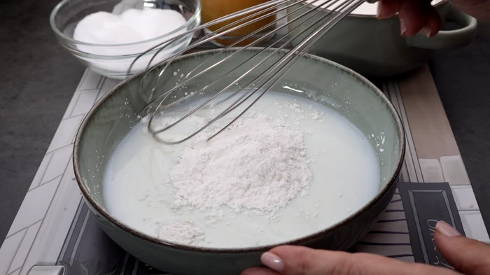 Disolviendo cuajada en leche para preparar la crema de la tarta sin horno