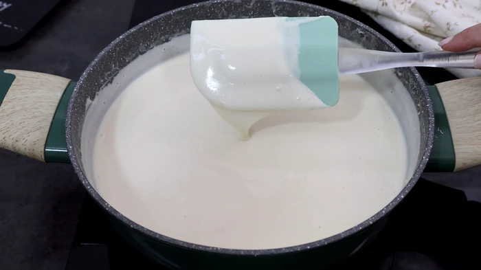 Crema de queso cocinada en cazo para la tarta sin horno