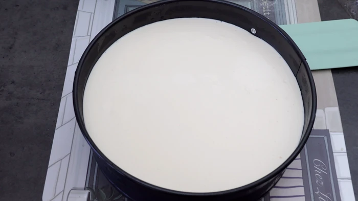 crema de queso sobre la base de galleta para la tarta sin horno