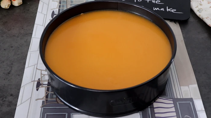 Tarta sin horno con cobertura de melocotón lista