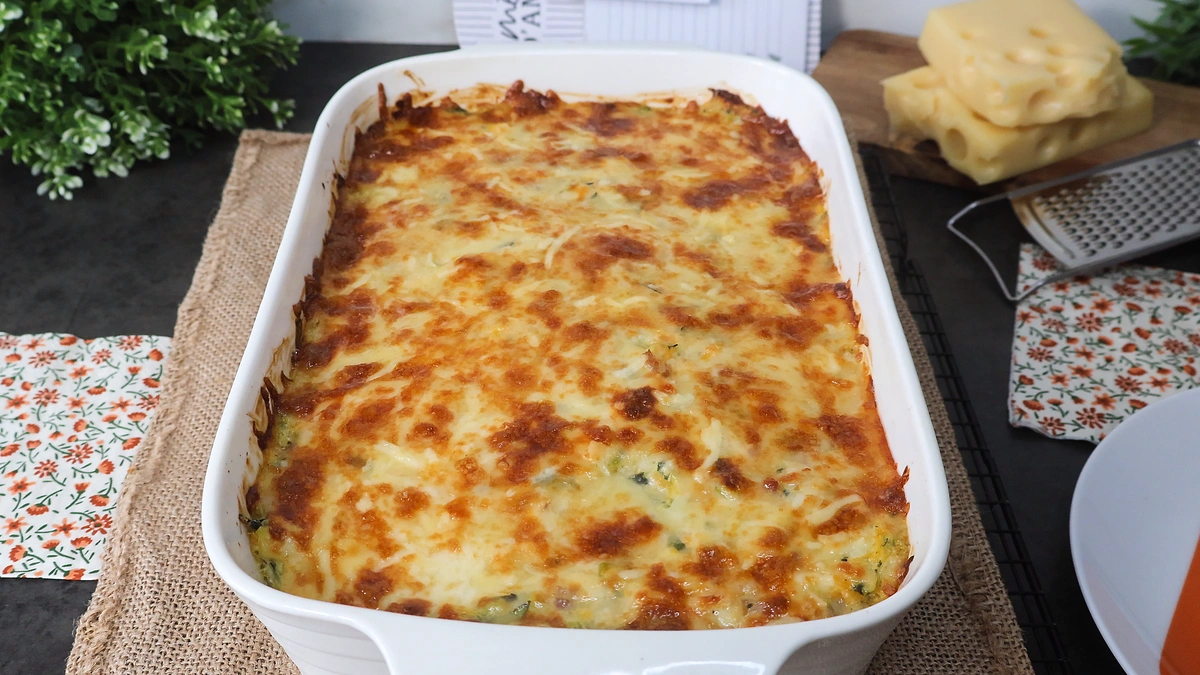 Gratinado casero de patata, calabaza y calabacín recién horneado