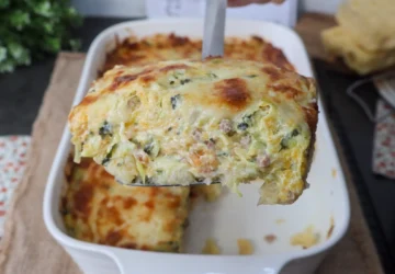 Gratinado cremoso de calabacín, patata y calabaza recién servido