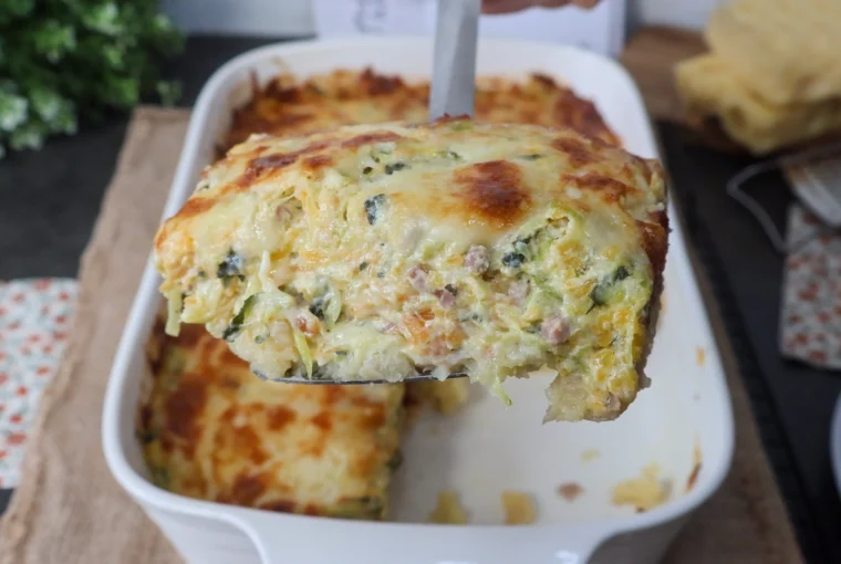 Gratinado cremoso de calabacín, patata y calabaza recién servido