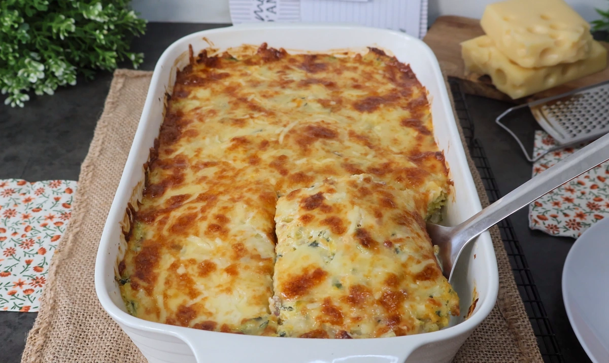 Fuente de gratinado casero de verduras con queso fundido