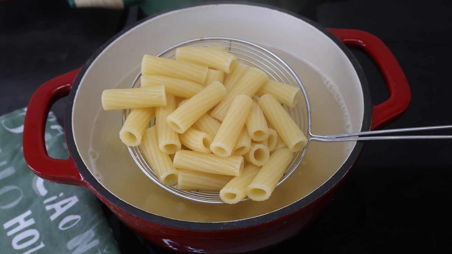 Macarrones cocidos al dente en cazo con agua y sal
