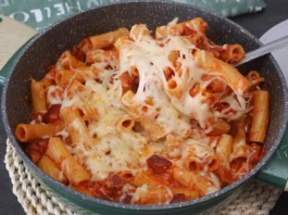 Macarrones con chorizo caseros con salsa de tomate y queso fundido en sartén