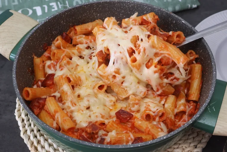 Macarrones con chorizo caseros con salsa de tomate y queso fundido en sartén