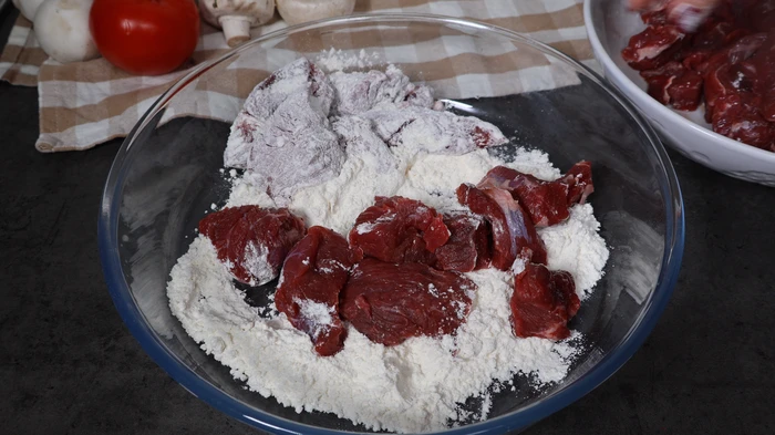 Carne de ternera enharinada lista para sellar en la receta de guiso tradicional