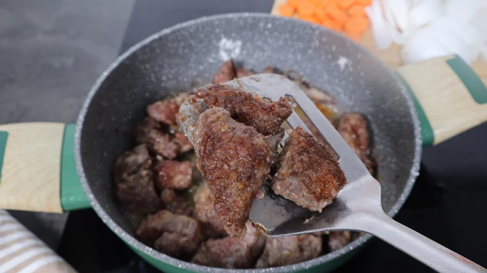 Carne de ternera sellada en cazuela.