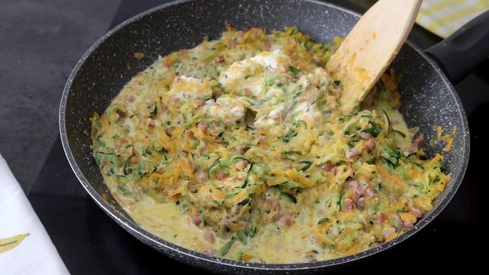 mezcla cremosa de verduras con jamón, queso y leche evaporada
