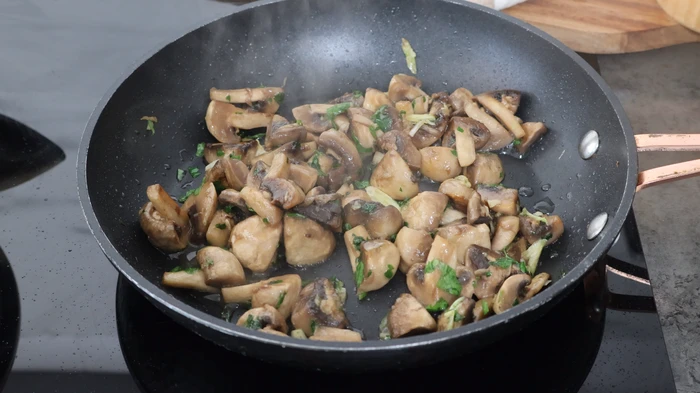 Champiñones salteados con ajo y perejil.