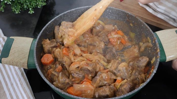 Desglasado de la cazuela con vino blanco