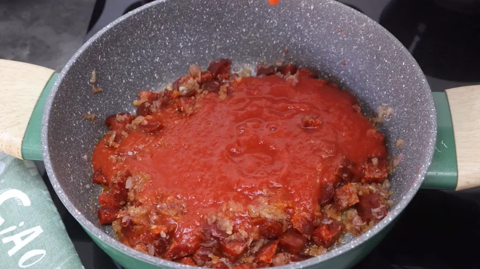 Salsa de tomate casera con chorizo en sartén