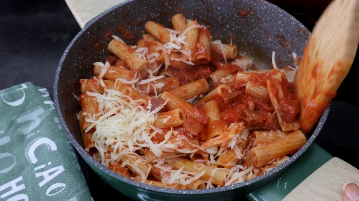Macarrones en cazuela con salsa de tomate y queso rallado