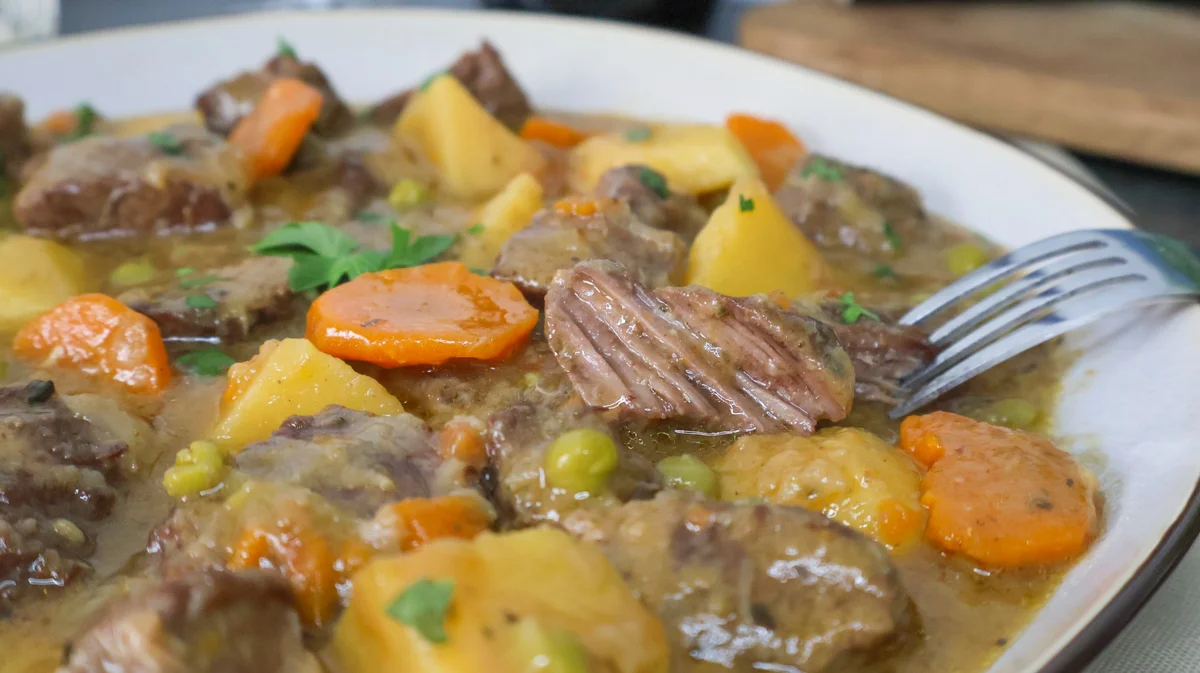 Carne guisada con patatas y verduras en primer plano, receta casera 