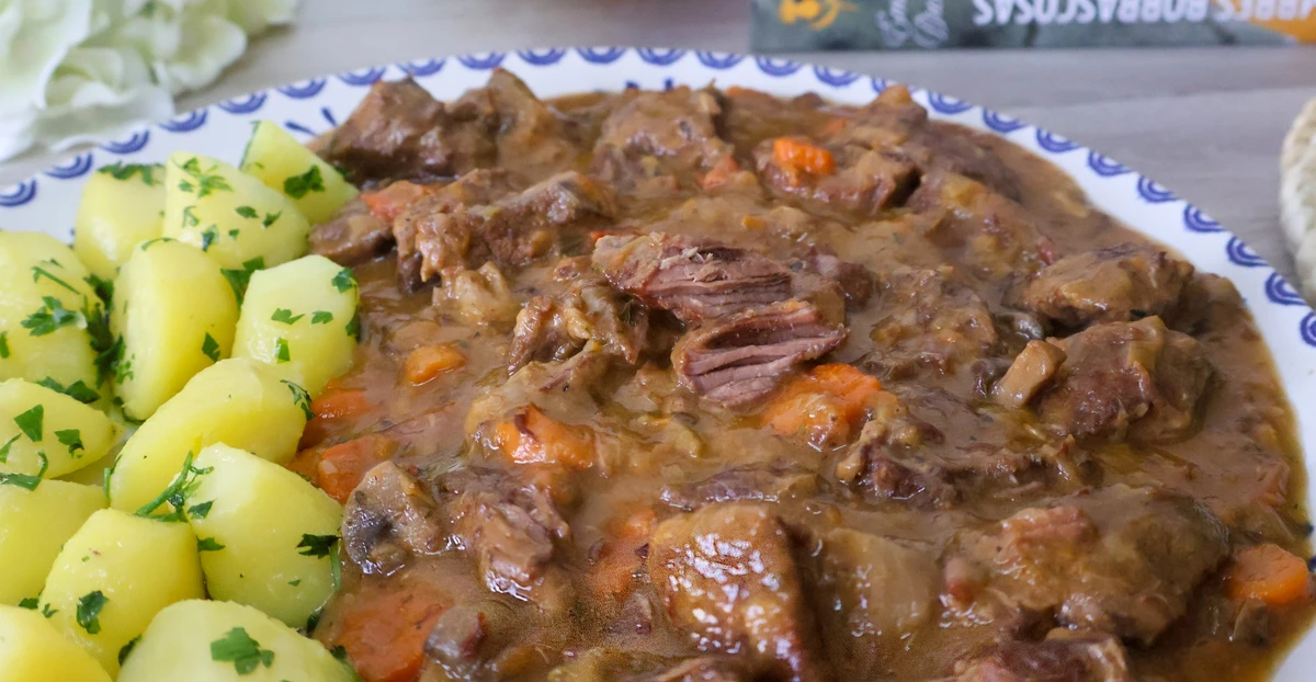 Guiso de ternera con champiñones y patatas servido en plato casero.