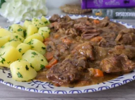 Ternera guisada con champiñones en su salsa, detalle de textura.