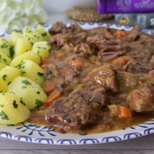 Ternera guisada con champiñones en su salsa, detalle de textura.