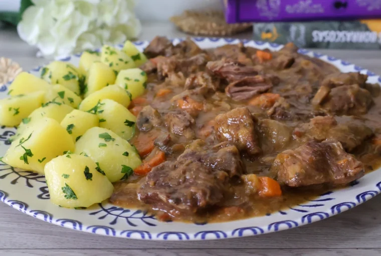 Ternera guisada con champiñones en su salsa, detalle de textura.