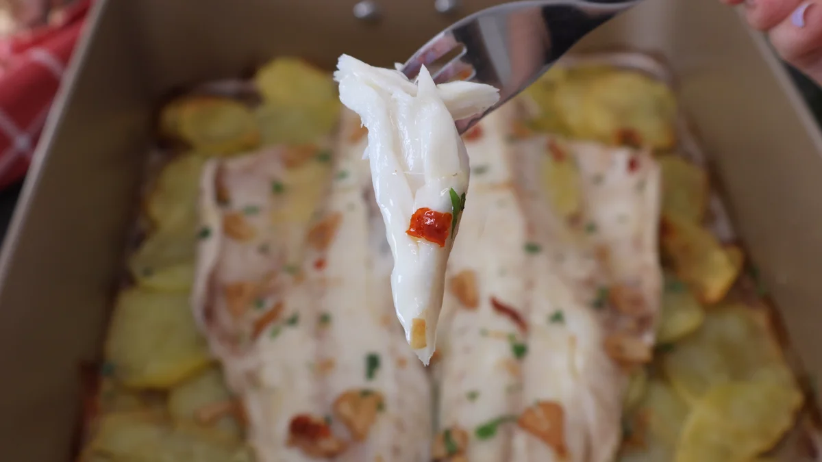 Bocado de lubina al horno con ajada y guindilla.