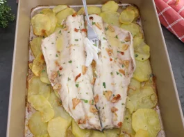 fuente de Lubina a la espalda al horno con patatas panadera