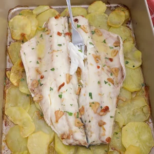 fuente de Lubina a la espalda al horno con patatas panadera