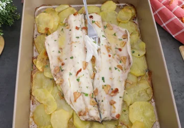 fuente de Lubina a la espalda al horno con patatas panadera