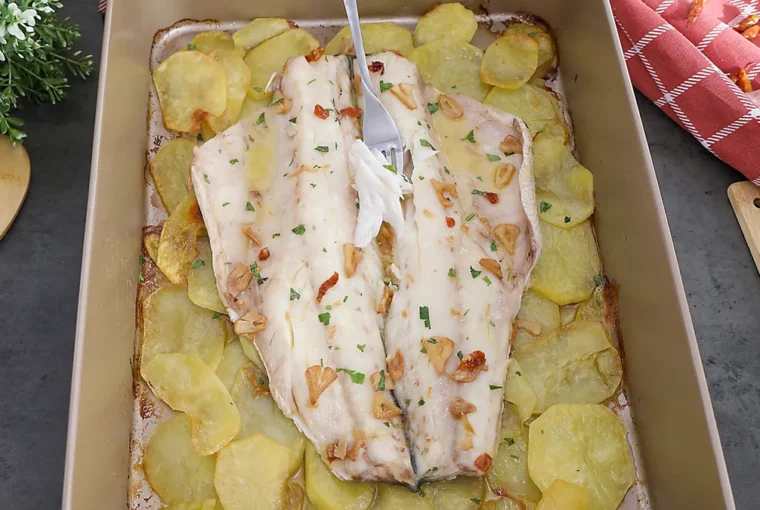 fuente de Lubina a la espalda al horno con patatas panadera