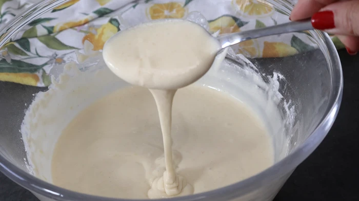 Masa de bocados de queso al limón con la textura ideal, cayendo en cinta