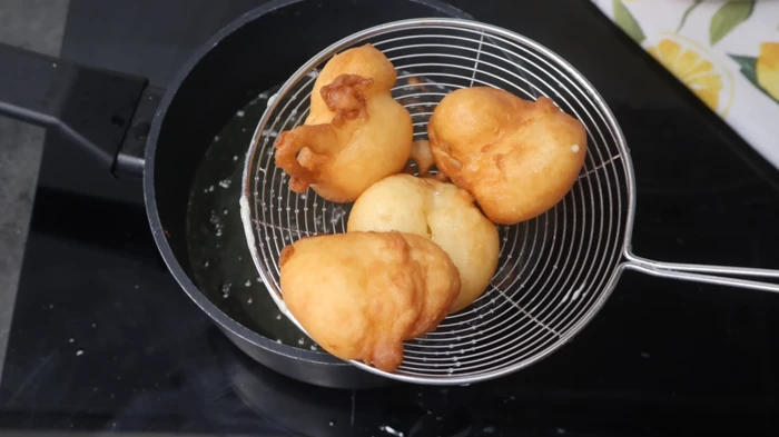 Bocados de queso al limón recién fritos y dorados