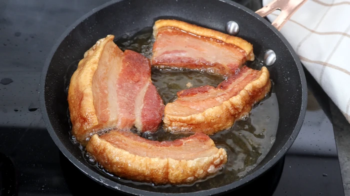 Torreznos dorándose en aceite burbujeante
