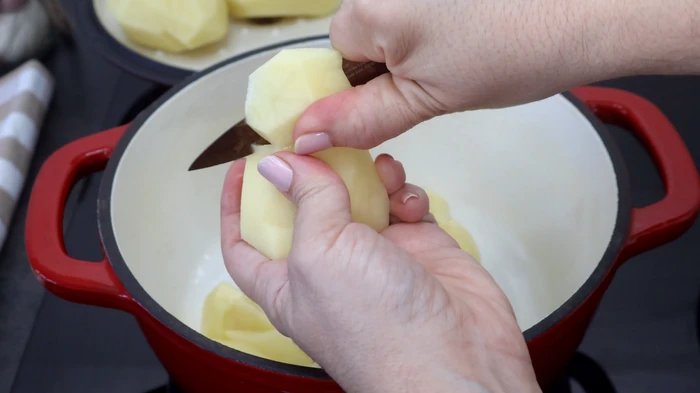 Cascando patatas para preparar las patatas meneás