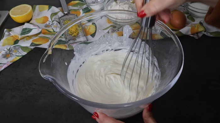 Mezclando el queso crema con la leche hasta lograr una textura lisa