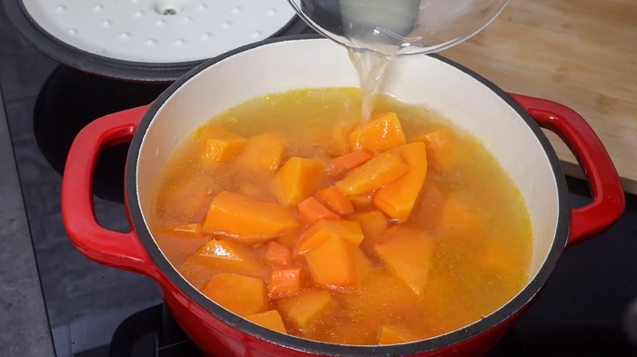 Cocción de calabaza y zanahoria en caldo para crema casera