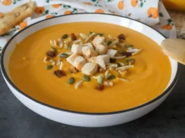 crema de calabaza y zanahoria, servida con picatostes, semillas y frutos secos