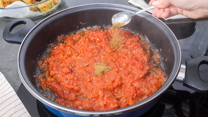 Sofrito de tomate con comino añadido para maghmour libanés