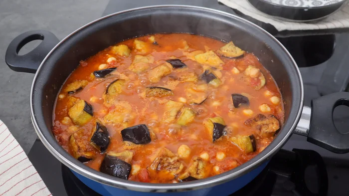 guiso libanés maghmour burbujeando en cazuela