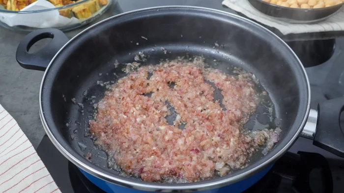 Cebolla y ajo pochándose en aceite de oliva para el sofrito del maghmour