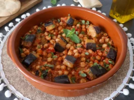 Maghmour libanés servido con garbanzos, berenjena y menta fresca