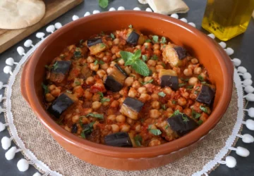 Maghmour libanés servido con garbanzos, berenjena y menta fresca