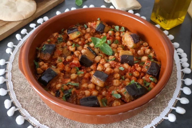 Maghmour libanés servido con garbanzos, berenjena y menta fresca